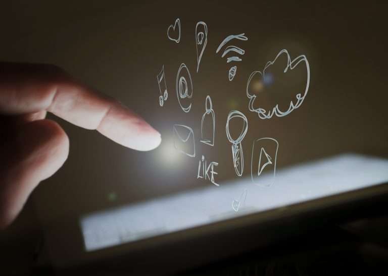 Elevado uso de redes sociales en la vida cotidiana de los chilenos